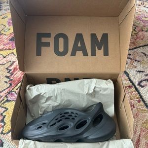 NWT Onyx Yeezy Foam Runners